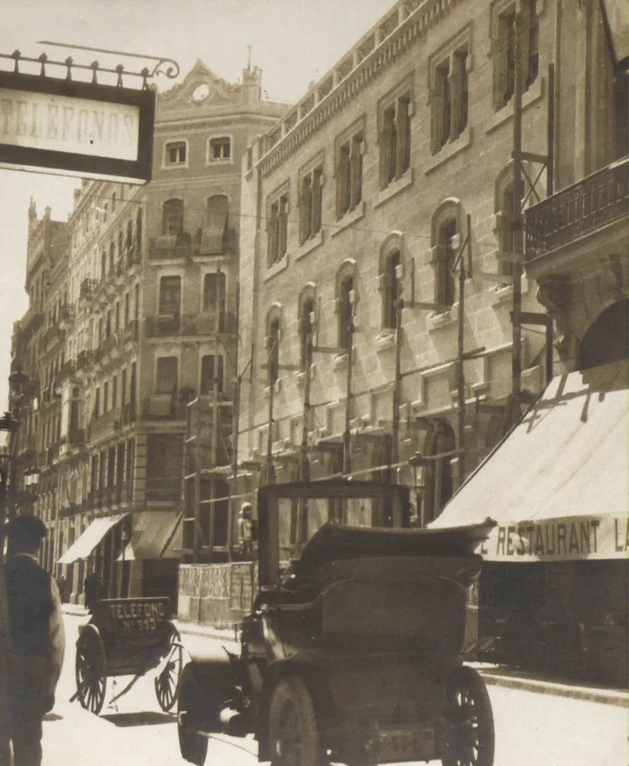 Sucursal de Valencia. Vista de la fachada en construcción (calle Barcas, 6, sede desde 1918, obra del arquitecto José de Astiz). Ca. 1916. Fotógrafo: desconocido. Positivo. Plata en gelatina. N.º inv. 40.