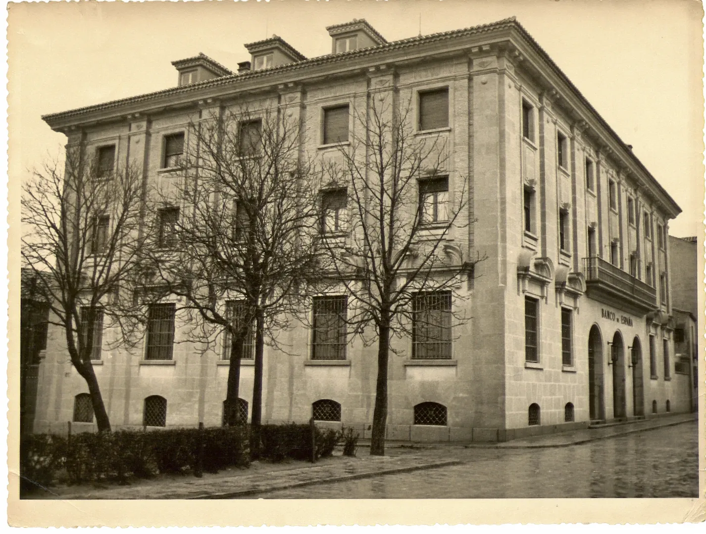 Sucursal de Segovia. Vista exterior del edificio, construido en el mismo solar que ocupaba el edificio anterior (calle del Cronista Ildefonso Rodríguez, 1 y 3, sede entre 1950 y 2002, obra del arquitecto Romualdo de Madariaga). 1953. Fotógrafo: Foto Río. Positivo. Plata en gelatina. N.º inv. 75.