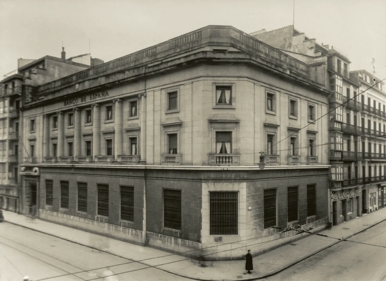 Sucursal de San Sebastián. Vista exterior del edificio, construido en el mismo solar que el edificio anterior (calle Garibay, 26, sede entre [1940] y 2011, obra del arquitecto José Yárnoz Larrosa). 1951. Fotógrafo: Pascual Marín Ruiz. Positivo. Plata en gelatina. N.º inv. 78.