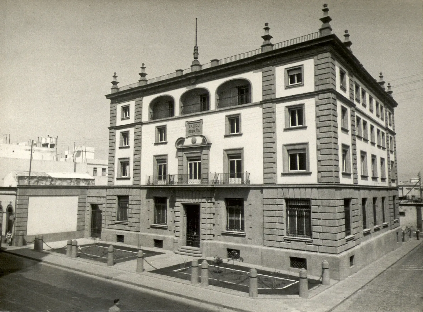 Sucursal de Las Palmas de Gran Canaria. Vista exterior del edificio (calle de León y Castillo, 6, sede desde 1952, obra del arquitecto Juan de Zavala Lafora). 1952. Fotógrafo: desconocido. Positivo. Plata en gelatina. N.º inv. 89.