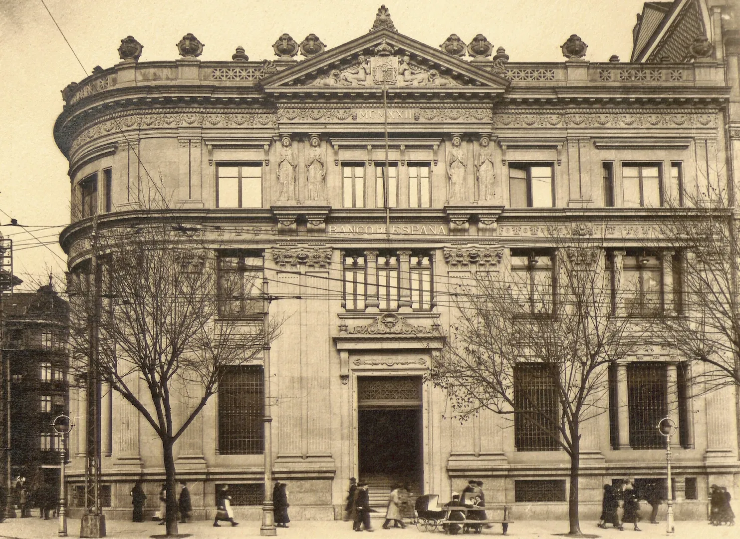 Sucursal de Bilbao. Fachada principal (calle Gran Vía de Don Diego López de Haro, 10, sede desde 1923, obra del arquitecto Julián Apraiz). 1923. Fotógrafo: desconocido. Positivo. Copia al carbón. N.º inv. 104.