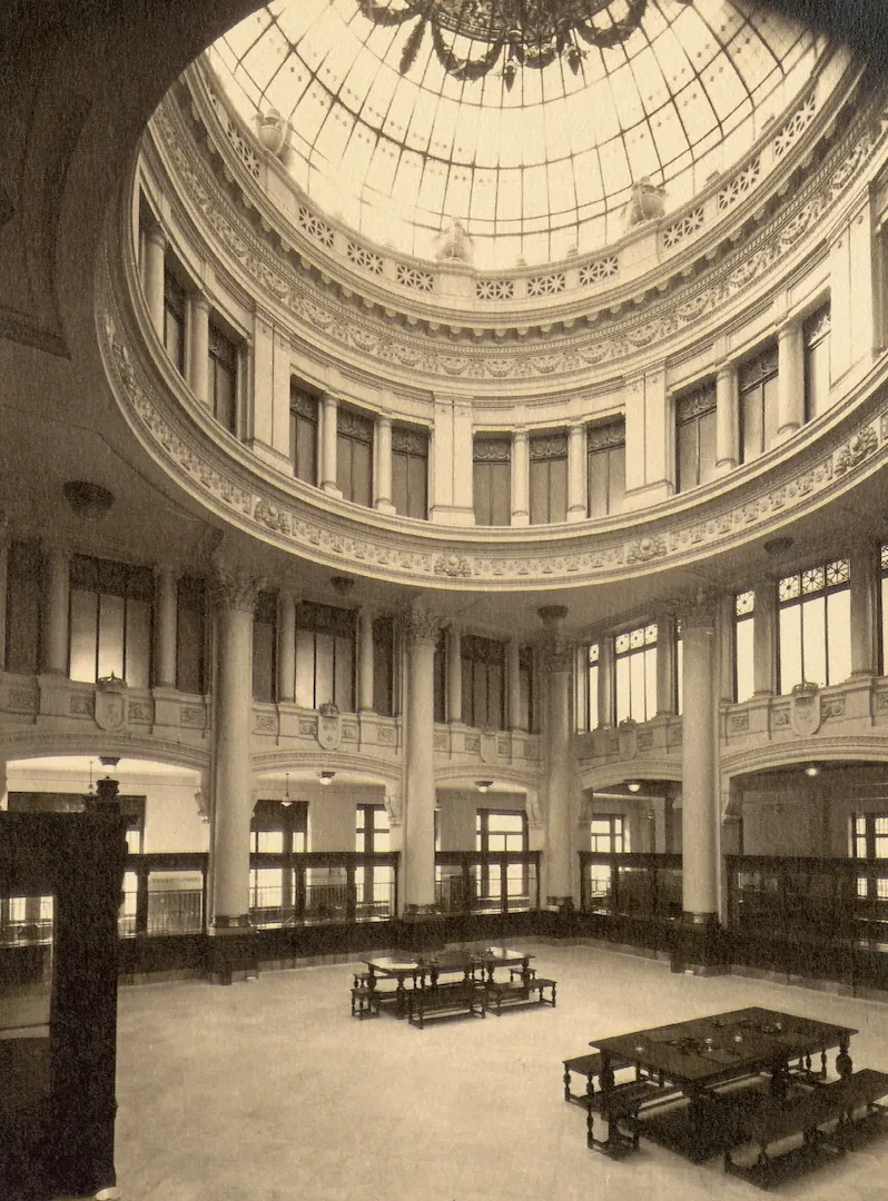 Sucursal de Bilbao. Patio de Operaciones (calle Gran Vía de Don Diego López de Haro, 10, sede desde 1923, obra del arquitecto Julián Apraiz). 1923. Fotógrafo: desconocido. Positivo. Copia al carbón. N.º inv. 110.