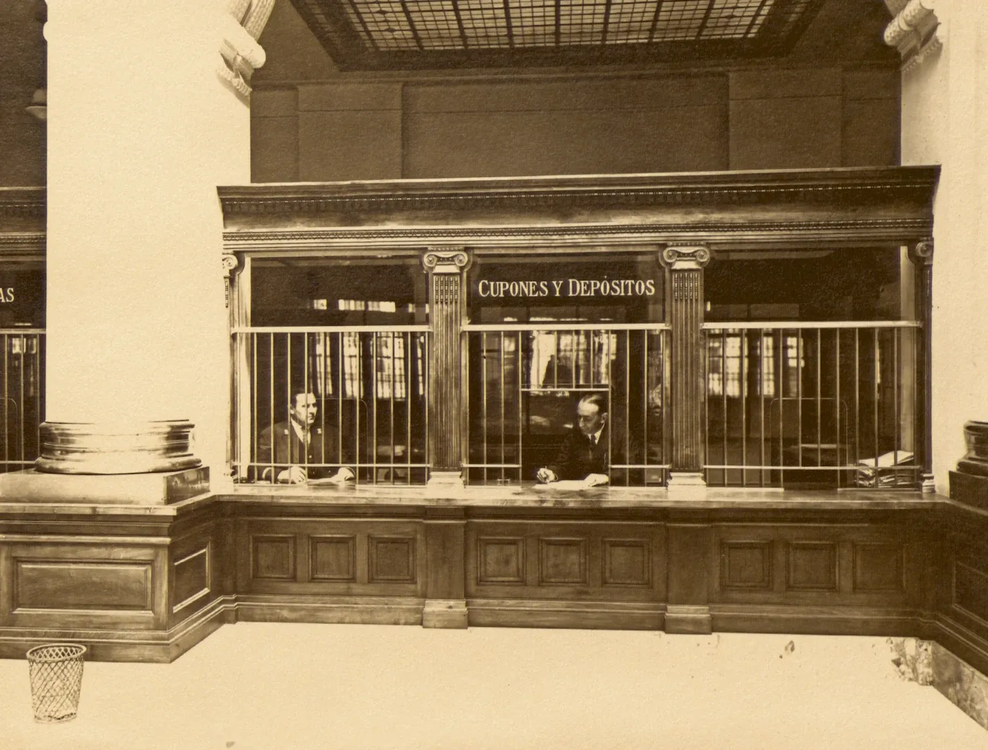 Sucursal de Bilbao. Ventanillas de cupones y depósitos (calle Gran Vía de Don Diego López de Haro, 10, sede desde 1923, obra del arquitecto Julián Apraiz). 1923. Fotógrafo: desconocido. Positivo. Copia al carbón. N.º inv. 116.