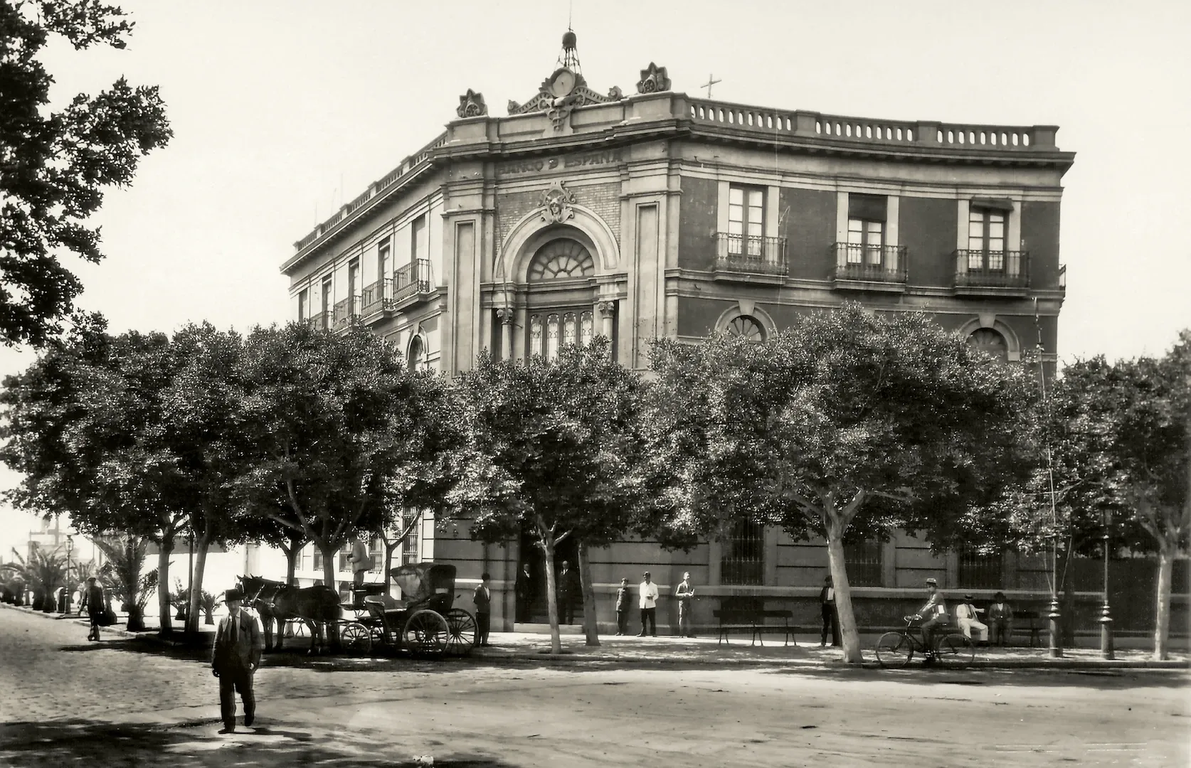 Sucursal de Almería. Vista exterior del edificio (plaza Circular, actual plaza de Emilio Pérez, sede entre 1904 y 1953, obra del arquitecto Enrique López Rull). Ca. 1929. Fotógrafo: Antonio Mateos Hernández. Positivo. Plata en gelatina. N.º inv. 159.