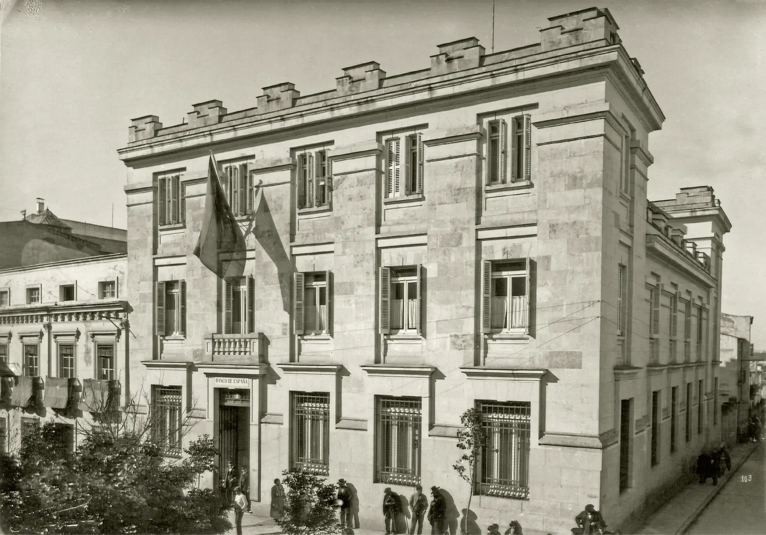 Sucursal de Badajoz. Vista exterior del edificio, construido en el mismo solar que el edificio anterior (plaza de La Soledad, 9, sede entre 1918 y 1985, obra del arquitecto José de Astiz). Ca. 1918. Fotógrafo: Fernando Garrorena Arcas. Positivo. Plata en gelatina. N.º inv. 172.