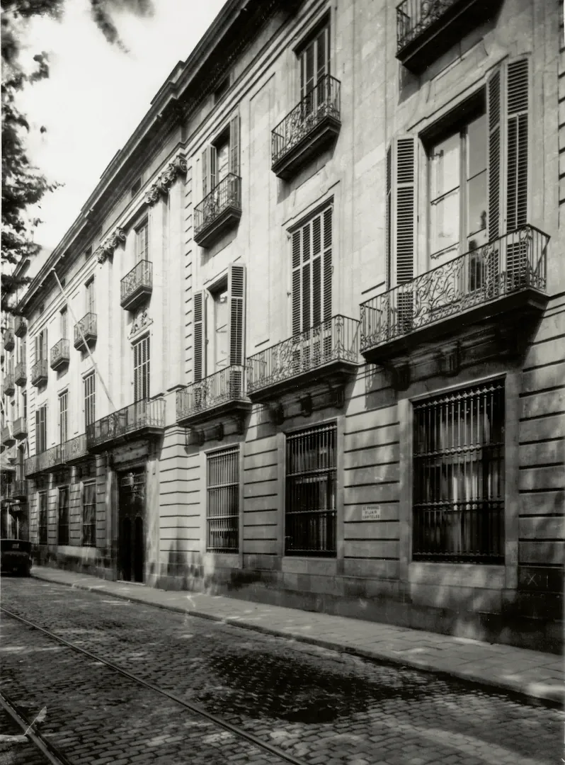 Sucursal de Barcelona. Vista exterior del edificio (casa March de Reus, rambla de Santa Mónica, 27, sede entre 1892 y 1932). Ca. 1929. Fotógrafo: desconocido. Positivo. Plata en gelatina. N.º inv. 179.