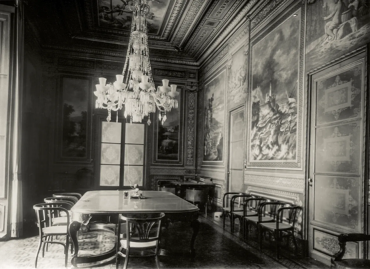 Sucursal de Barcelona. Salón de Juntas de Accionistas (casa March de Reus, rambla de Santa Mónica, 27, sede entre 1892 y 1932). Ca. 1929. Fotógrafo: desconocido. Positivo. Plata en gelatina. N.º inv. 184.