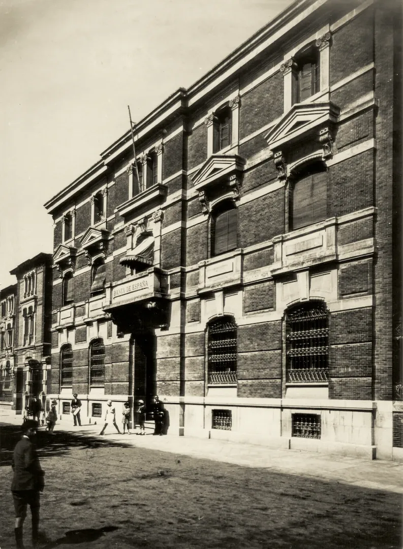 Sucursal de Burgos. Fachada principal (paseo de la Isla, 15, sede entre 1900 y 1959, obra del arquitecto Eduardo de Adaro). Ca. 1929. Fotógrafo: desconocido. Positivo. Plata en gelatina. N.º inv. 201.