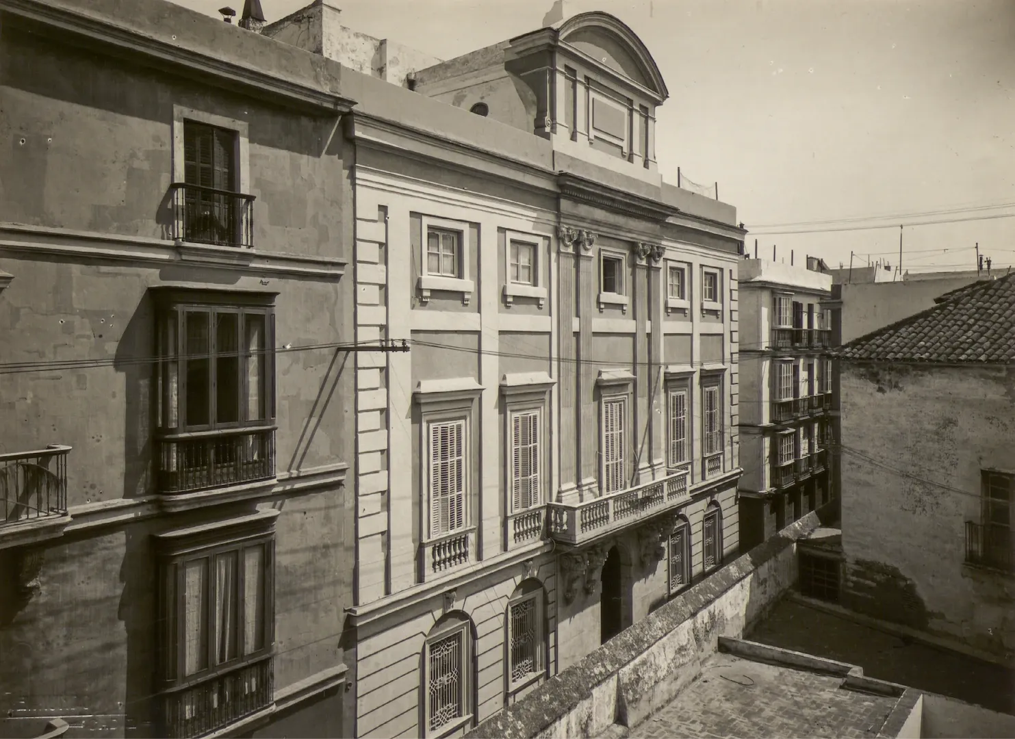 Sucursal de Cádiz. Vista exterior (calle de Antonio López, 4, sede entre 1874 y 1983). 1929. Fotógrafo: José Reymundo González. Positivo. Plata en gelatina. N.º inv. 220.