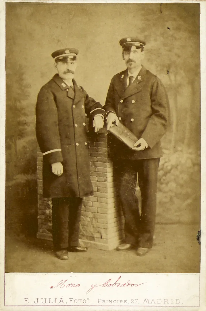 Mozo y cobrador posando con los uniformes reglamentarios. Entre 1874 y 1884. Fotógrafo: Eusebio Juliá. Positivo. Papel a la albúmina. N.º inv. 223.