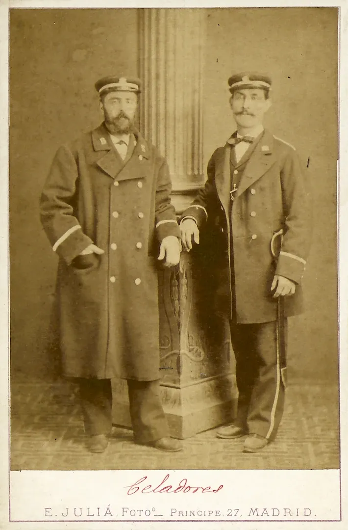 Celadores posando con los uniformes reglamentarios. Entre 1874 y 1884. Fotógrafo: Eusebio Juliá. Positivo. Papel a la albúmina. N.º inv. 224.