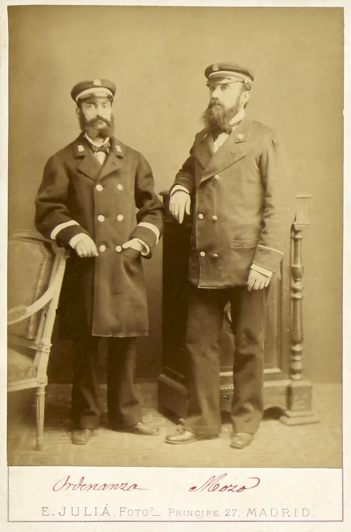 Ordenanza y mozo posando con los uniformes reglamentarios. Entre 1874 y 1884. Fotógrafo: Eusebio Juliá. Positivo. Papel a la albúmina. N.º inv. 226.