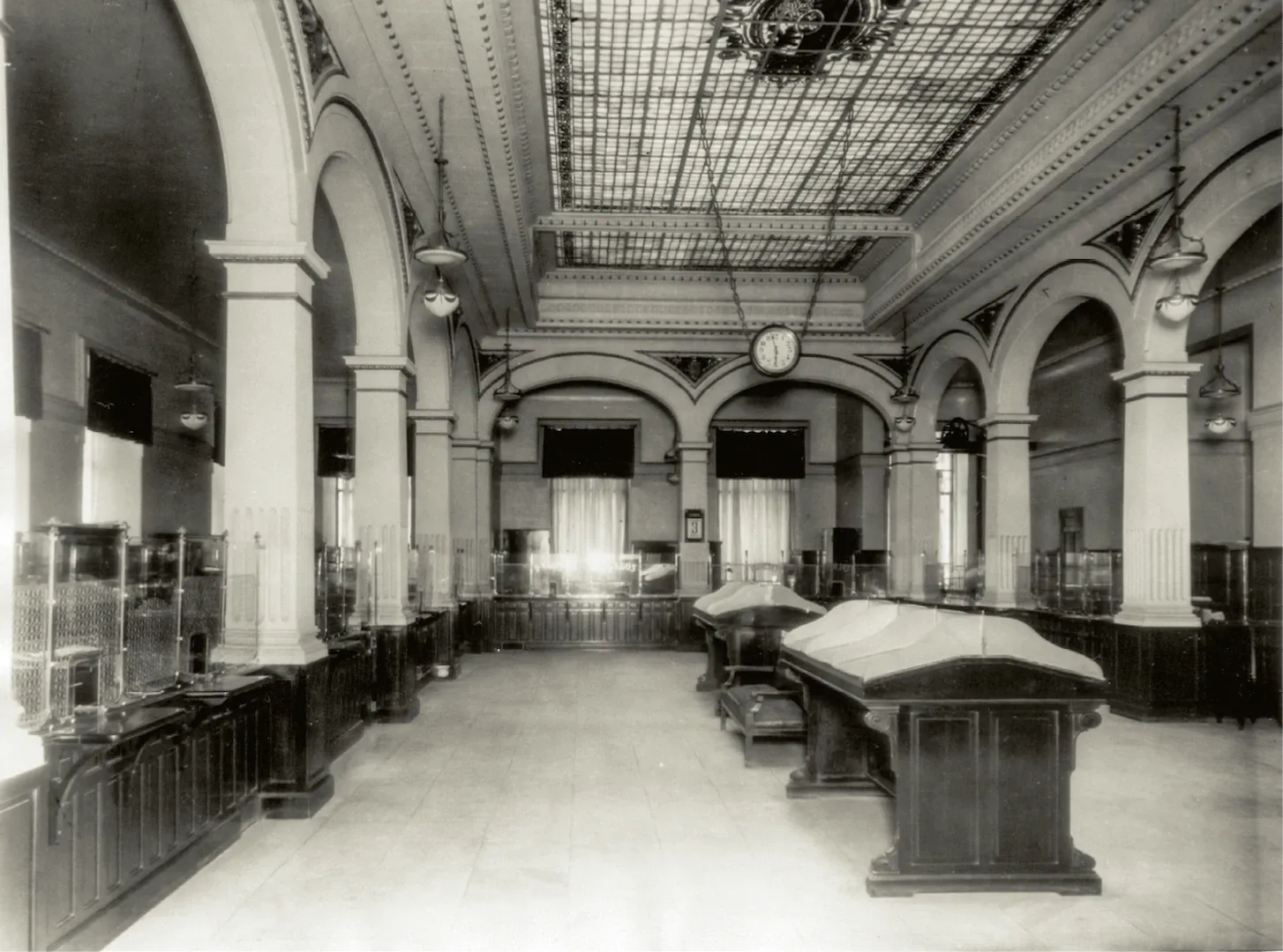 Sucursal de La Coruña (calle Durán Lóriga, 16, sede desde 1926, obra de los arquitectos José de Astiz y Pedro R. Mariño Ortega). Patio de Operaciones. Ca. 1929. Fotógrafo: Ángel Blanco Villar. Positivo. Plata en gelatina. N.º inv. 246.