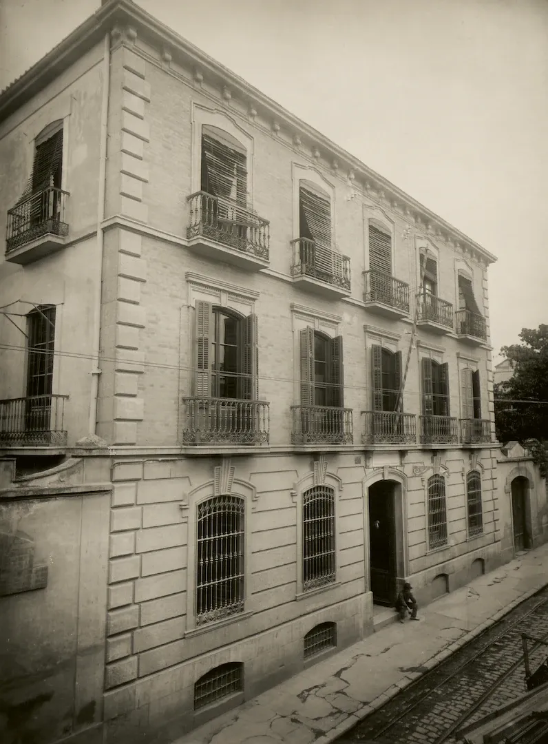 Sucursal de Granada. Vista exterior del edificio (antiguo palacio de los Condes de Vilana, en la calle de San Antón, 38, sede del Banco entre 1886 y 1941). 1929. Fotógrafo: desconocido. Positivo. Plata en gelatina. N.º inv. 263.