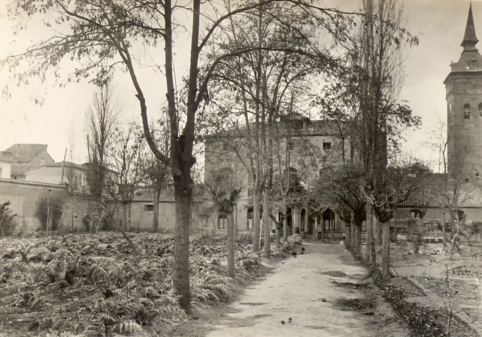 Sucursal de Guadalajara. Fachada posterior y jardines (plaza de Santa María, 1, sede entre 1886 y 1934). 1929. Fotógrafo: Foto Estudio Reyes. Positivo. Plata en gelatina. N.º inv. 304.