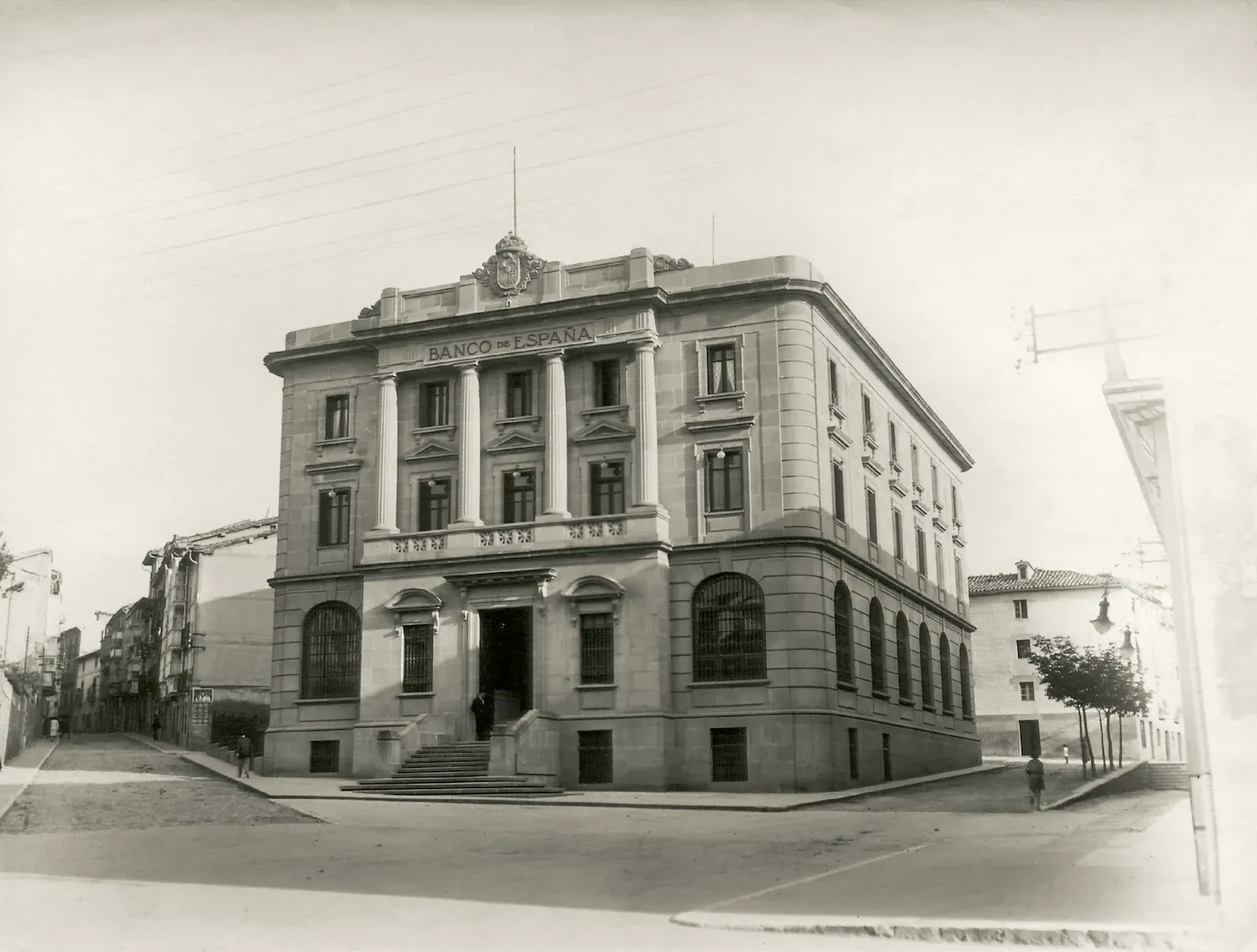 Sucursal de Haro. Vista exterior del edificio (plaza de San Agustín, sede entre 1924 y 1978, obra de los arquitectos José de Astiz y José Yárnoz Larrosa). Ca. 1930. Fotógrafo: desconocido. Positivo. Plata en gelatina. N.º inv. 306.