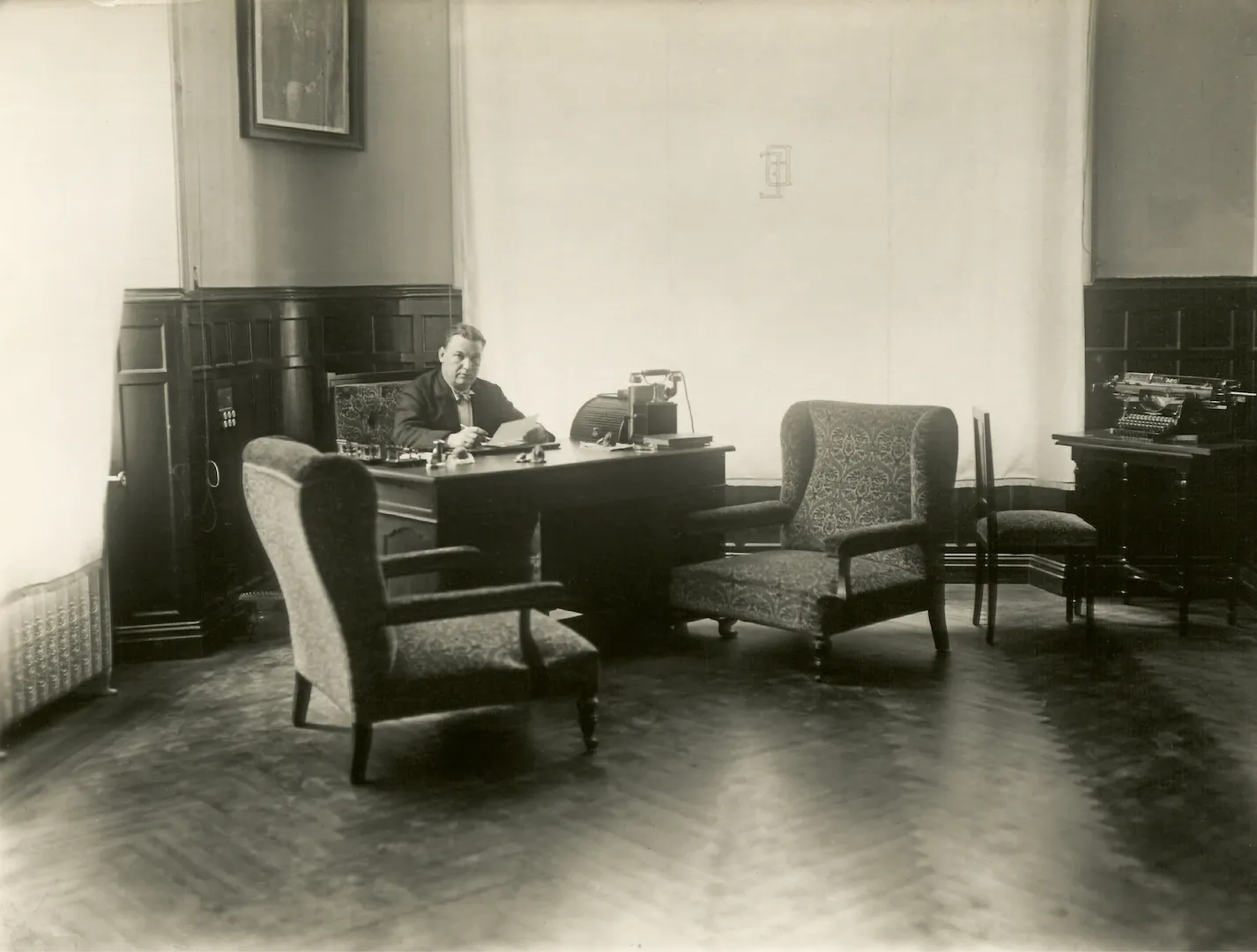 Sucursal de Haro. Despacho de Dirección (plaza de San Agustín, sede entre 1924 y 1978, obra de los arquitectos José de Astiz y José Yárnoz Larrosa). Ca. 1930. Fotógrafo: desconocido. Positivo. Plata en gelatina. N.º inv. 310.