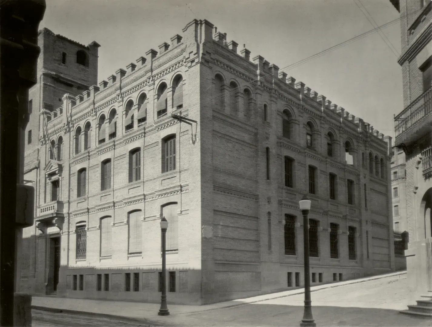 Sucursal de Huesca. Vista exterior del edificio (calle del Coso Alto, 16, sede entre 1904 y 1988, obra del arquitecto Eduardo de Adaro). 1929. Fotógrafo: Fidel Oltra Gómez. Positivo. Plata en gelatina. N.º inv. 318.