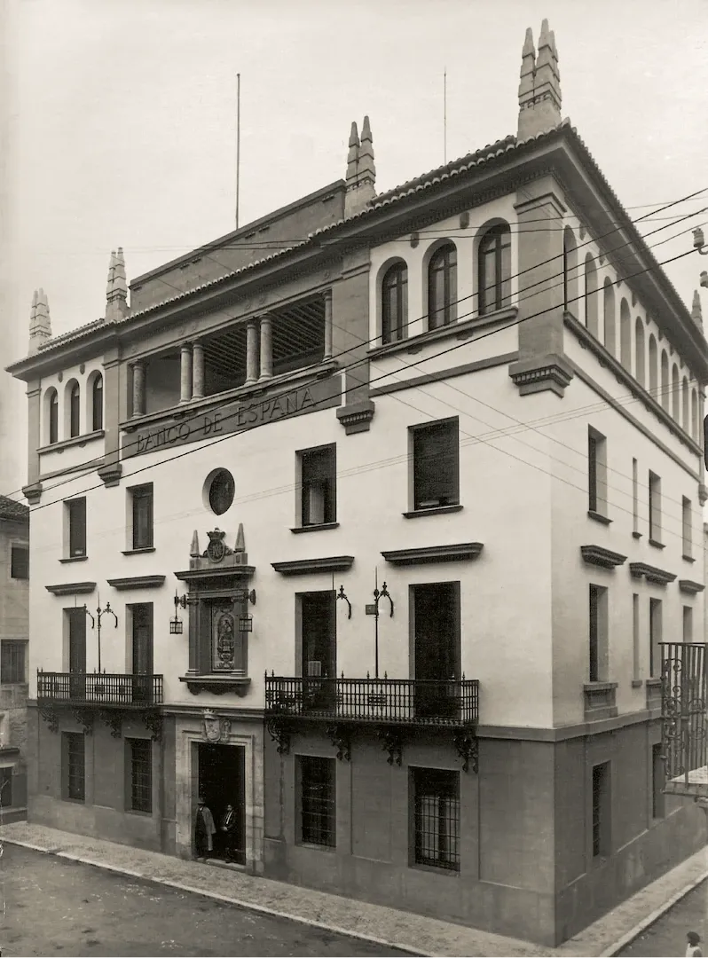 Sucursal de Játiva. Vista exterior del edificio tras la reforma realizada por el arquitecto Luis Menéndez Pidal para su utilización como sucursal del Banco de España (plaza del Almudín, sede entre 1929 y 1958). 1929. Fotógrafo: desconocido. Positivo. Plata en gelatina. N.º inv. 333.