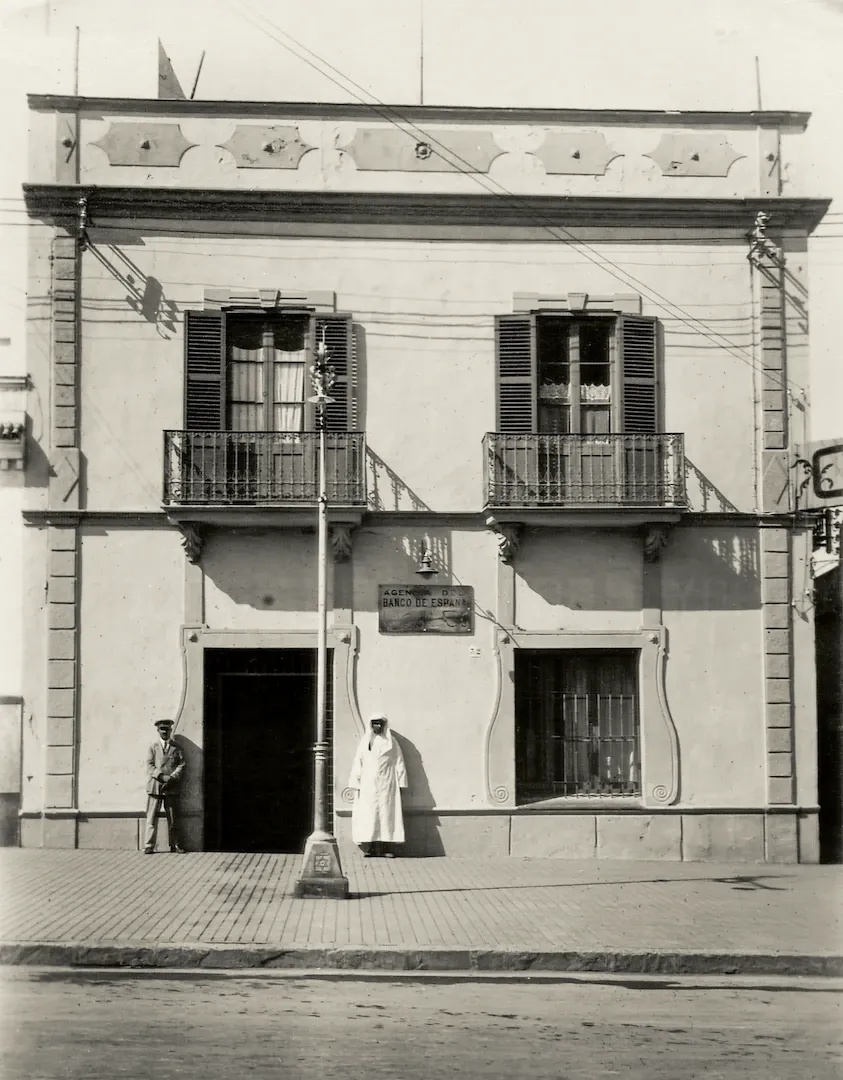 Agencia de Larache. Vista exterior del edificio (calle Mel-hao, sede entre 1920 y 1951). 1929. Fotógrafo: Antonio Gavilán Graña. Positivo. Plata en gelatina. N.º inv. 340.