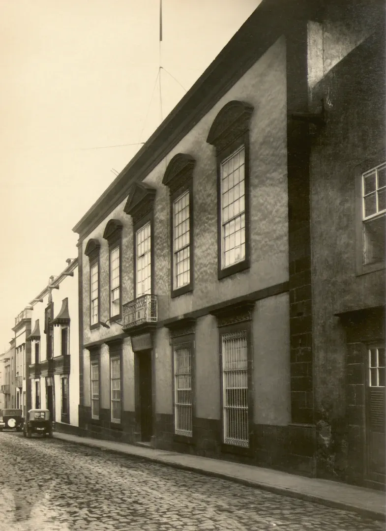 Sucursal de Las Palmas de Gran Canaria. Vista exterior del edificio (calle de los Balcones, 11, sede entre 1897 y 1952). 1929. Fotógrafo: desconocido. Positivo. Plata en gelatina. N.º inv. 403.