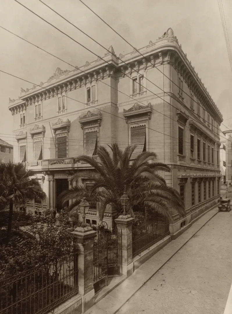 Sucursal de Palma. Vista exterior del edificio (calle Sant Bartomeu, 16, edificio proyectado por Miguel Rigo y Clar en 1872 como Banco Balear y utilizado como sede del Banco de España desde 1874). Ca. 1929. Fotógrafo: Gaspar Rul·lan Garcies. Positivo. Plata en gelatina. N.º inv. 408.