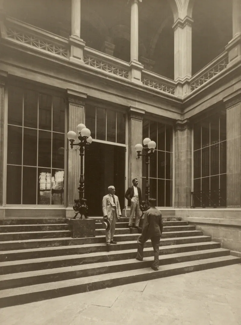 Sucursal de Palma. Vestíbulo (calle Sant Bartomeu, 16, edificio proyectado por Miguel Rigo y Clar en 1872 como Banco Balear y utilizado como sede del Banco de España desde 1874). Ca. 1929. Fotógrafo: Gaspar Rul·lan Garcies. Positivo. Plata en gelatina. N.º inv. 409.