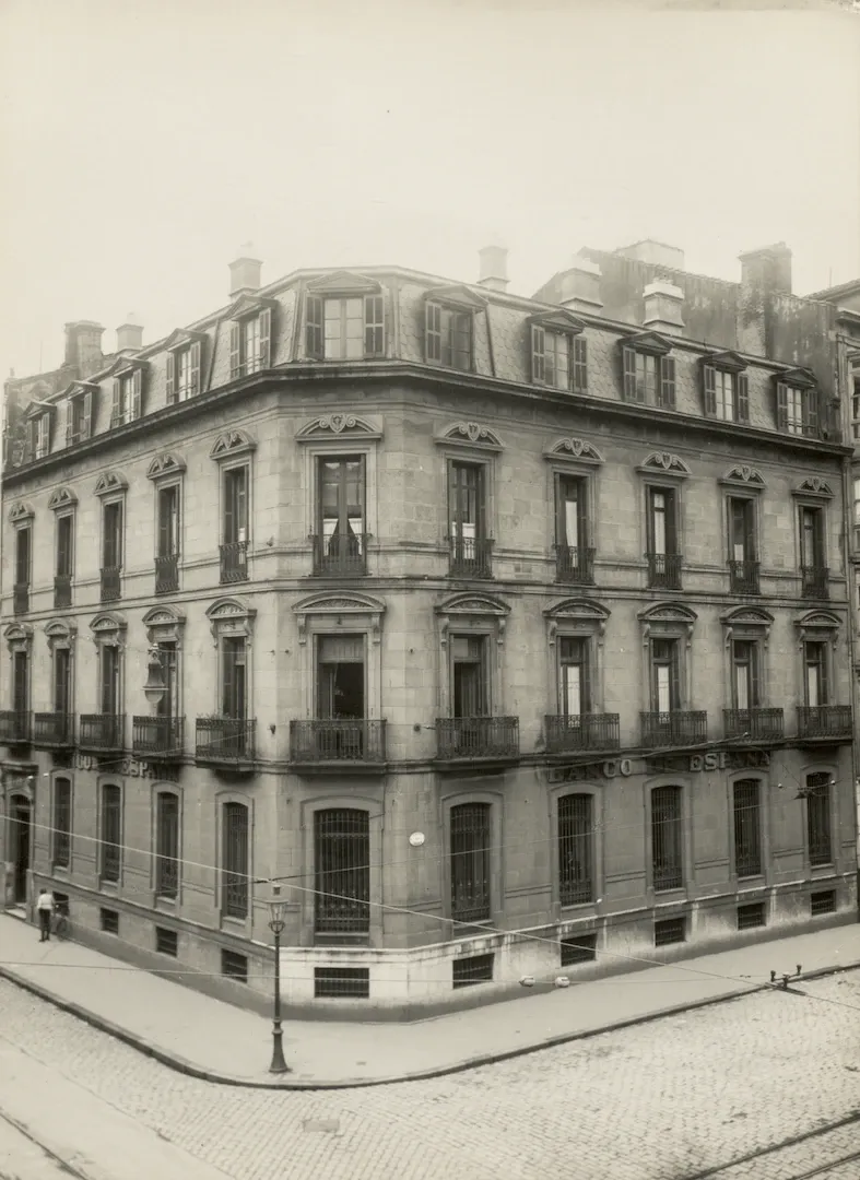 Sucursal de San Sebastián. Vista exterior del edificio (calle Garibay, 26, sede entre 1883 y [1936], obra de los arquitectos Severiano Sainz de la Lastra y José Goicoa). Ca. 1919. Fotógrafo: Kruz Merino. Positivo. Plata en gelatina. N.º inv. 439.