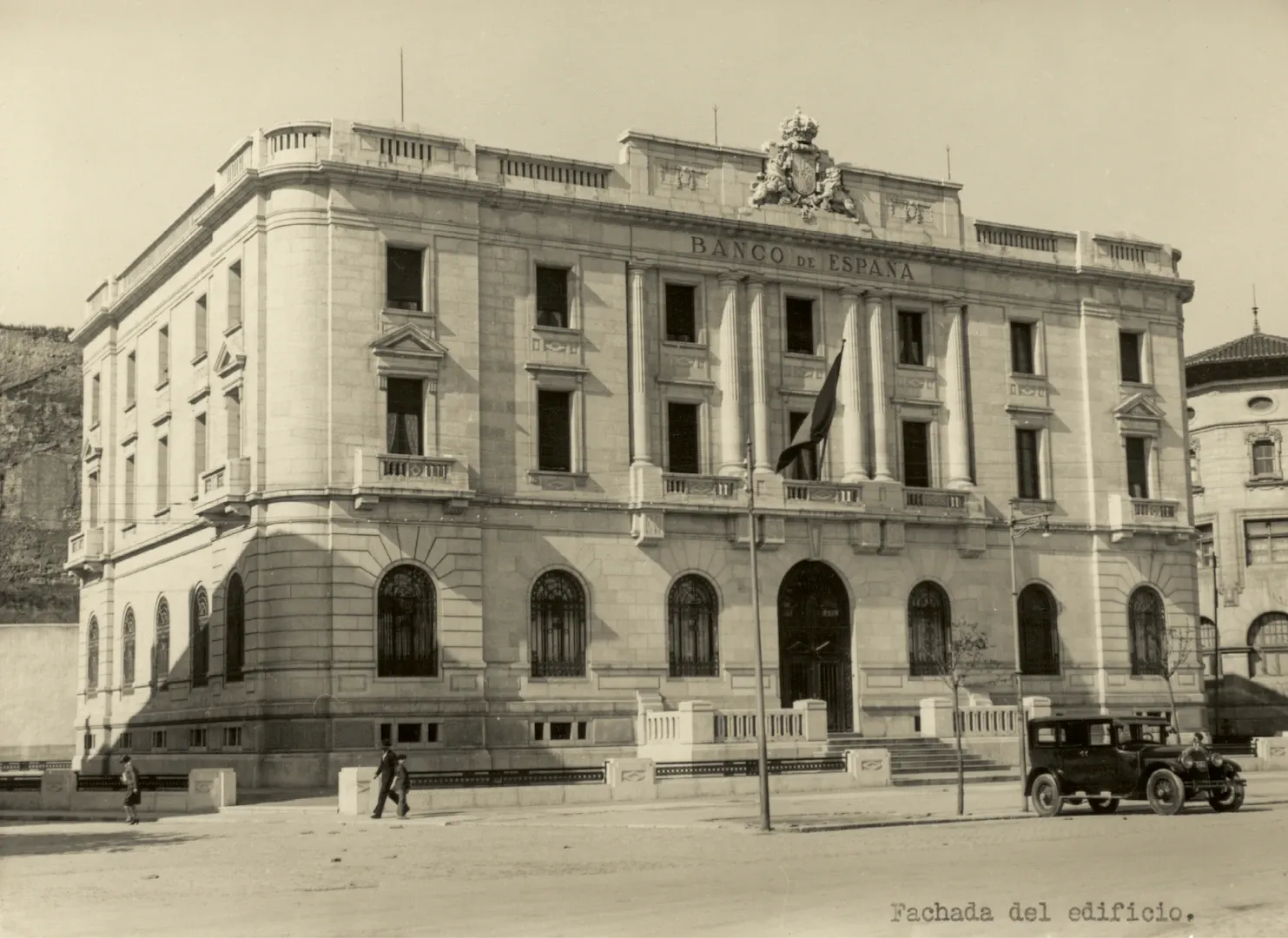 Sucursal de Santander. Vista exterior del edificio (avenida de Alfonso XIII, 2, sede entre 1929 y 2011, obra de los arquitectos José de Astiz y Eloy Martínez del Valle). 1929. Fotógrafo: Samot. Positivo. Plata en gelatina. N.º inv. 444.