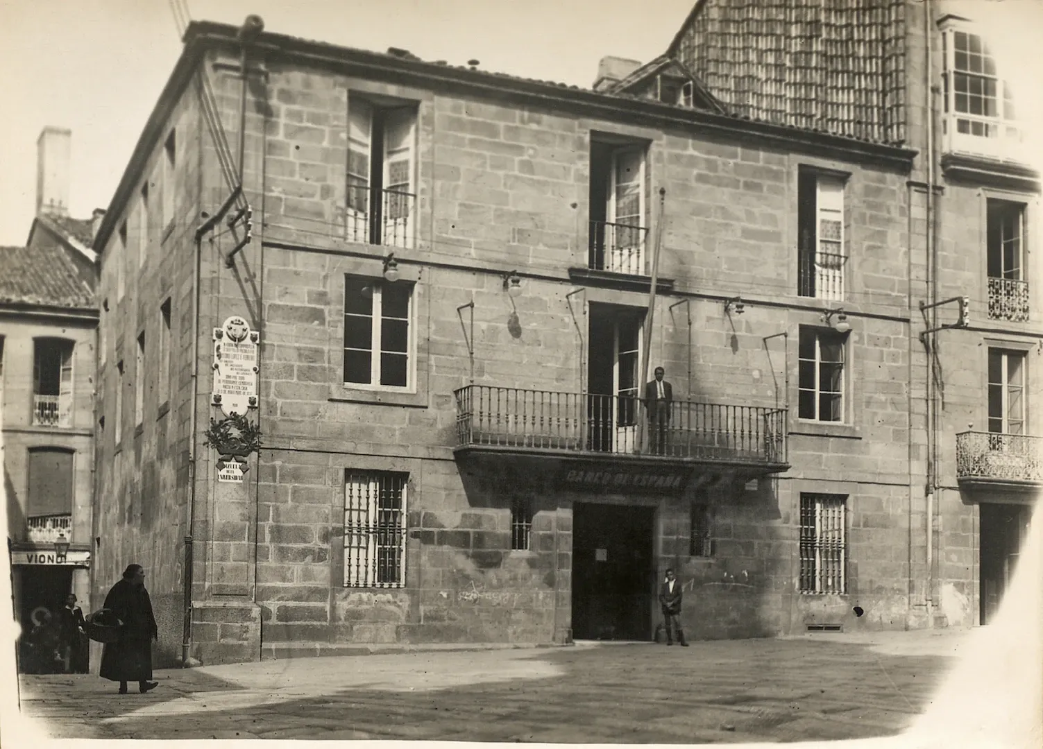 Sucursal de Santiago de Compostela. Vista exterior del edificio (plaza de la Universidad, 4, sede entre 1918 y 1949). Ca. 1929. Fotógrafo: desconocido. Positivo. Plata en gelatina. N.º inv. 458.