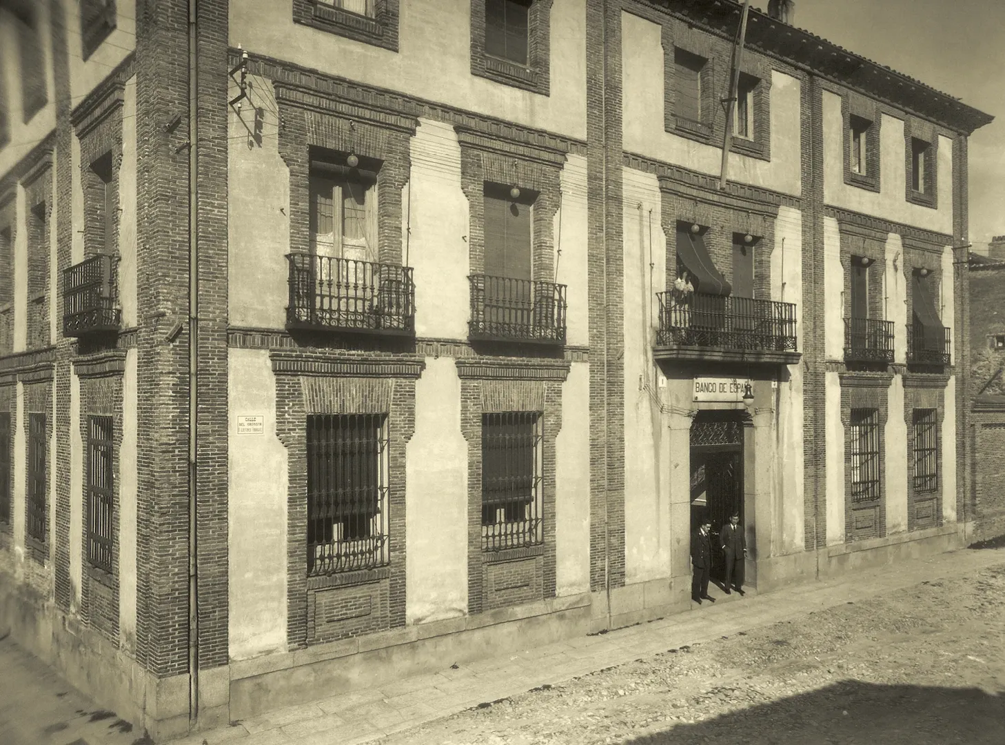 Sucursal de Segovia (calle del Cronista Ildefonso Rodríguez, 1 y 3, sede entre 1897 y 1949, obra del arquitecto José M.ª Aguilar). Vista exterior del edificio. Ca. 1929. Fotógrafo: Unturbe. Positivo. Plata en gelatina. N.º inv. 460.