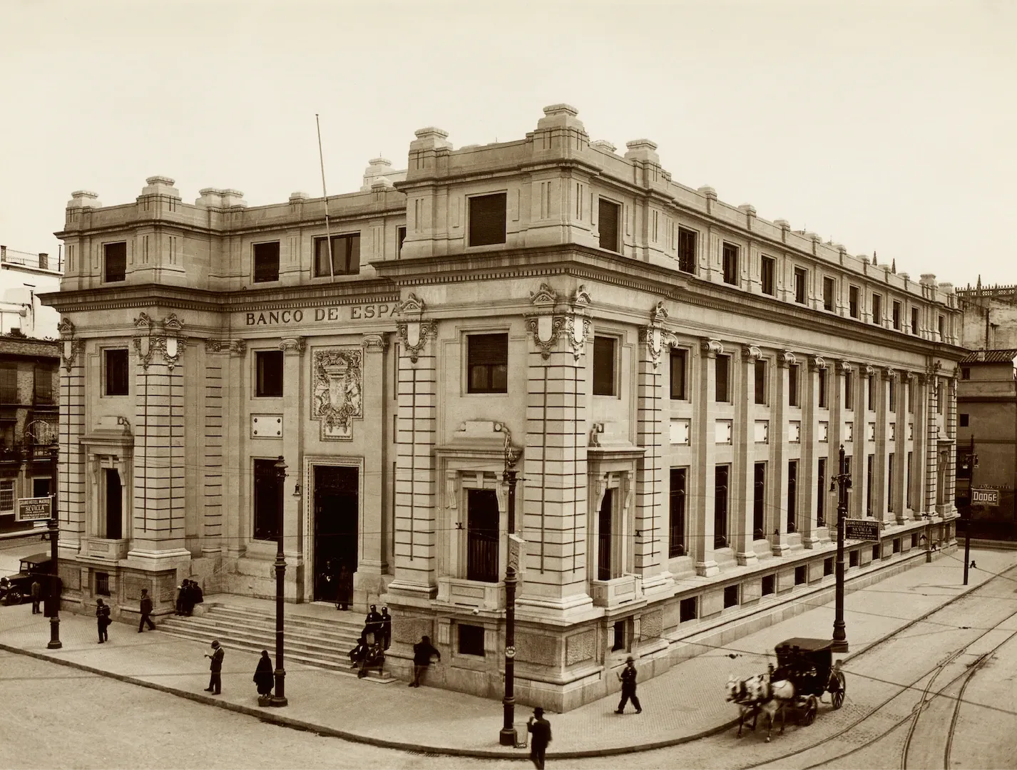 Sucursal de Sevilla. Vista exterior del edificio (plaza de San Francisco, 17, sede desde 1928, obra de los arquitectos José de Astiz y Antonio Illanes). 1929. Fotógrafo: Dubois. Positivo. Plata en gelatina. N.º inv. 463.