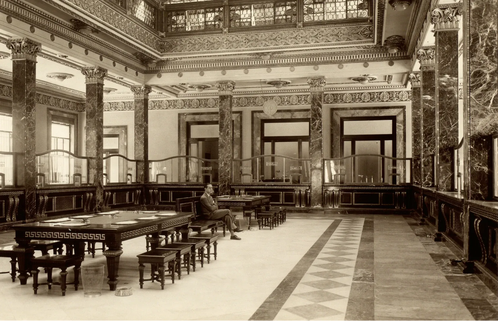 Sucursal de Sevilla. Patio de Operaciones (plaza de San Francisco, 17, sede desde 1928, obra de los arquitectos José de Astiz y Antonio Illanes). 1929. Fotógrafo: Dubois. Positivo. Plata en gelatina. N.º inv. 464.