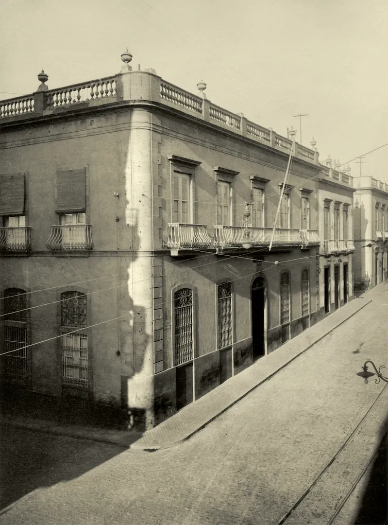 Sucursal de Santa Cruz de Tenerife. Vista exterior del edificio (calle del Castillo, 77, sede entre 1895 y 1932). 1929. Fotógrafo: desconocido. Positivo. Plata en gelatina. N.º inv. 482.