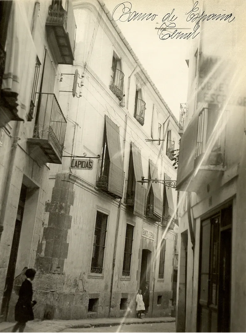 Sucursal de Teruel. Vista exterior del edificio (calle de San Juan, 34, sede entre 1897 y 1936). Ca. 1929. Fotógrafo: desconocido. Positivo. Plata en gelatina. N.º inv. 485.