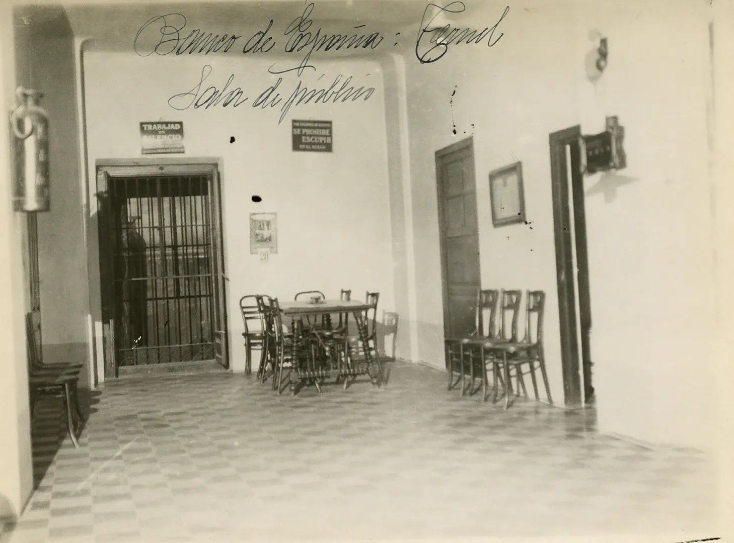 Sucursal de Teruel. Sala de Público (calle de San Juan, 34, sede entre 1897 y 1936). Ca. 1929. Fotógrafo: desconocido. Positivo. Plata en gelatina. N.º inv. 487.