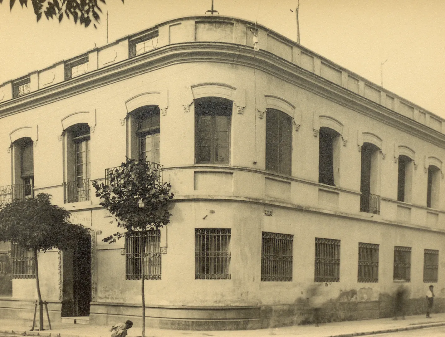 Agencia de Tetuán. Vista exterior del edificio (plaza de Alfonso XIII, sede entre 1920 y 1950). Ca. 1930. Fotógrafo: desconocido. Positivo. Plata en gelatina. N.º inv. 490.