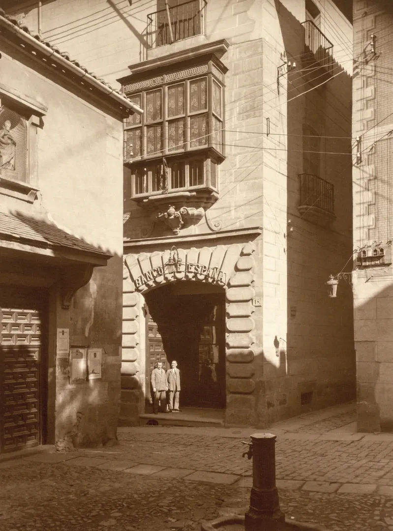 Sucursal de Toledo. Vista exterior del edificio (calle Cadenas, 18, sede entre 1892 y 1947). Ant. 1922. Fotógrafo: Lucas Fraile. Positivo. Plata en gelatina. N.º inv. 492.