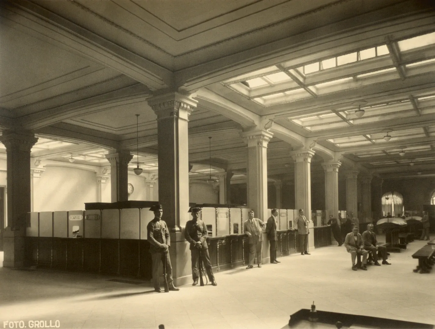 Sucursal de Valencia. Patio de Operaciones (calle Barcas, 6, sede desde 1918, obra del arquitecto José de Astiz). 1918. Fotógrafo: José Grollo. Positivo. Plata en gelatina. N.º inv. 509.