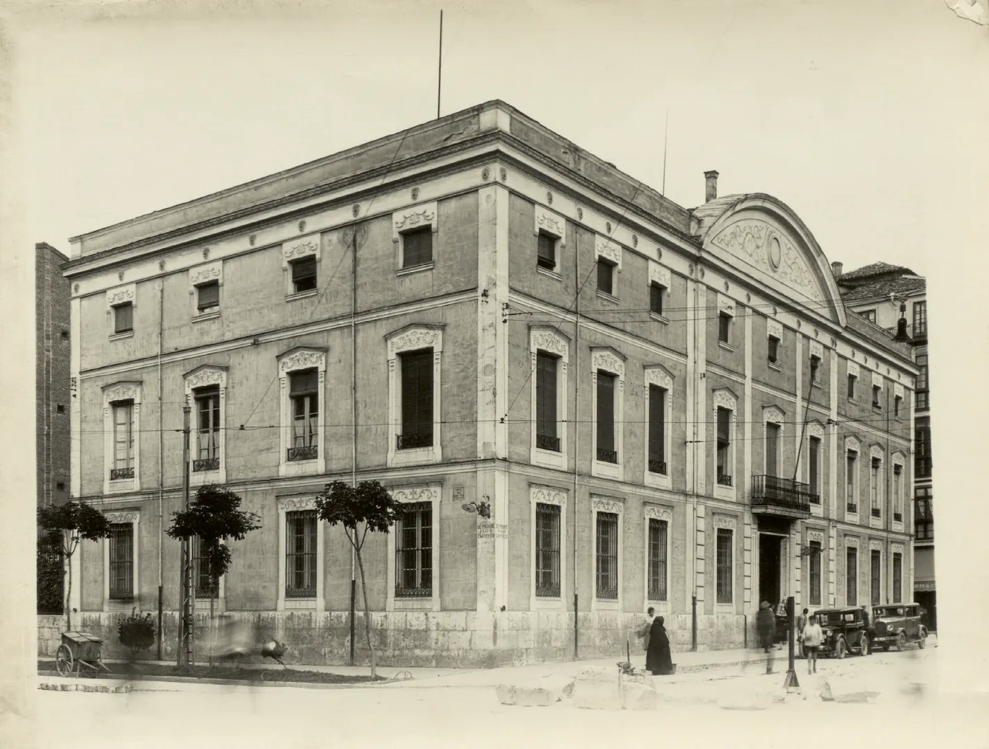 Sucursal de Valladolid. Vista exterior del edificio (calle duque de la Victoria, 28, sede entre 1879 y 1954, obra del arquitecto Pedro Martínez Sangrós). 1929. Fotógrafo: Foto Gilardi. Positivo. Plata en gelatina. N.º inv. 513.