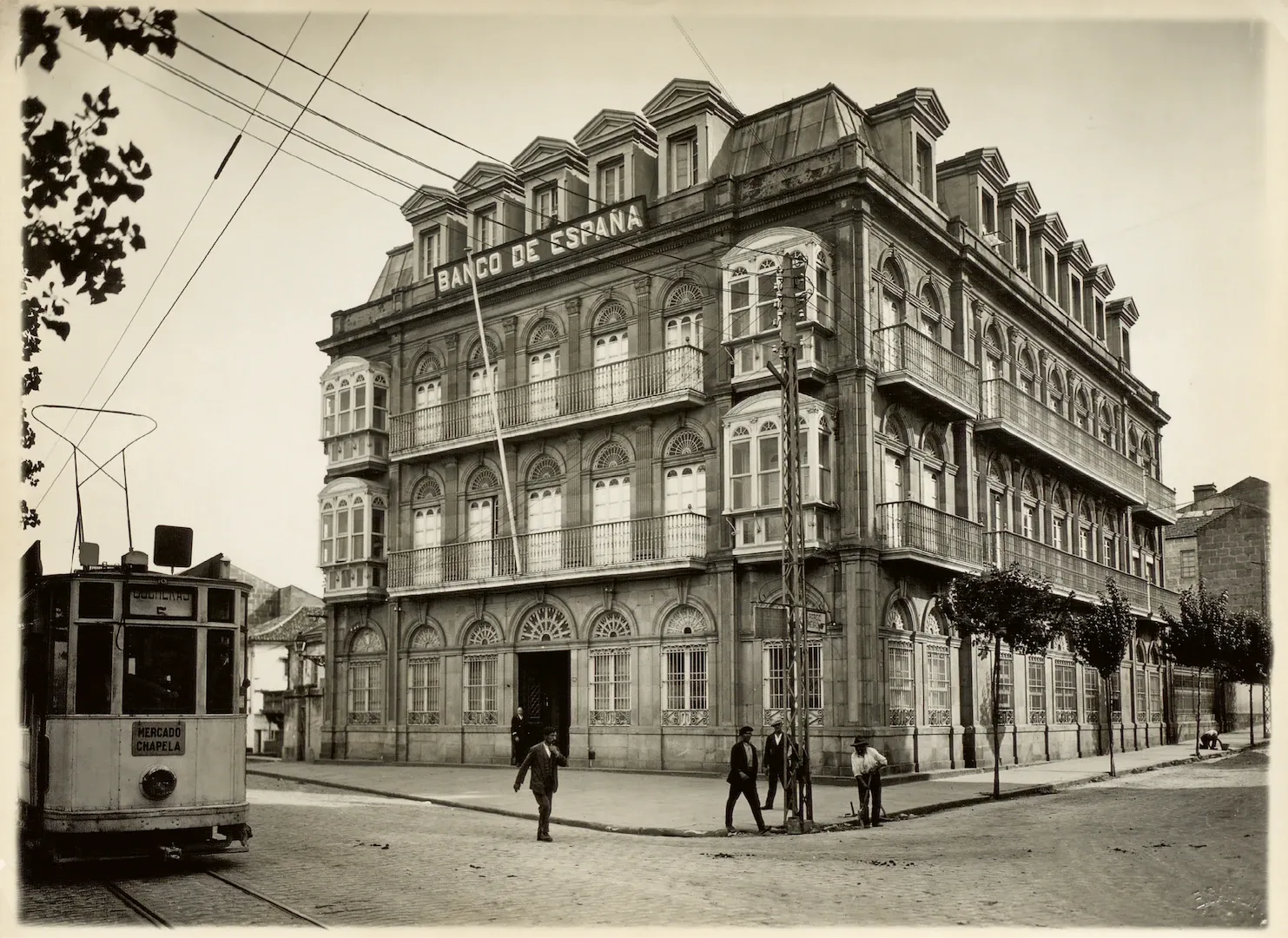 Sucursal de Vigo. Vista exterior del edificio (calle del Arenal, 66, sede entre 1885 y 1943). 1929. Fotógrafo: Enrique Sarabia González. Positivo. Plata en gelatina. N.º inv. 515.