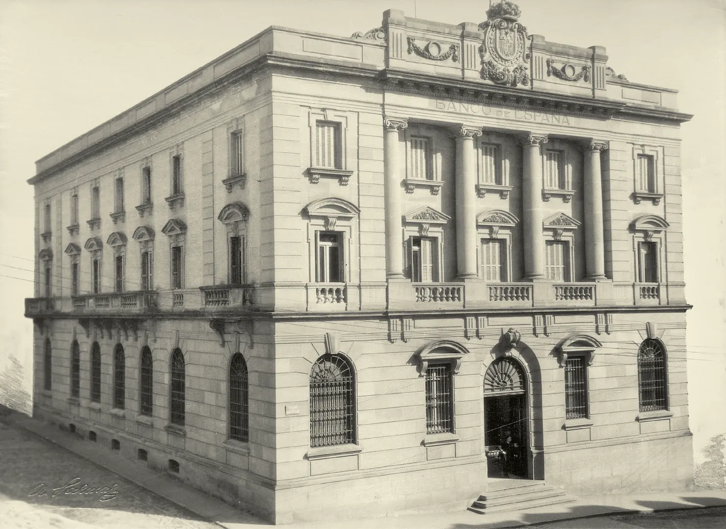 Sucursal de Vitoria. Vista exterior del edificio (calle Cuesta del Teatro, luego del Banco de España, 4, sede entre 1920 y 2004, obra del arquitecto José Yárnoz Larrosa). 1929. Fotógrafo: Antonio Salinas Pastrana. Positivo. Plata en gelatina. N.º inv. 525.