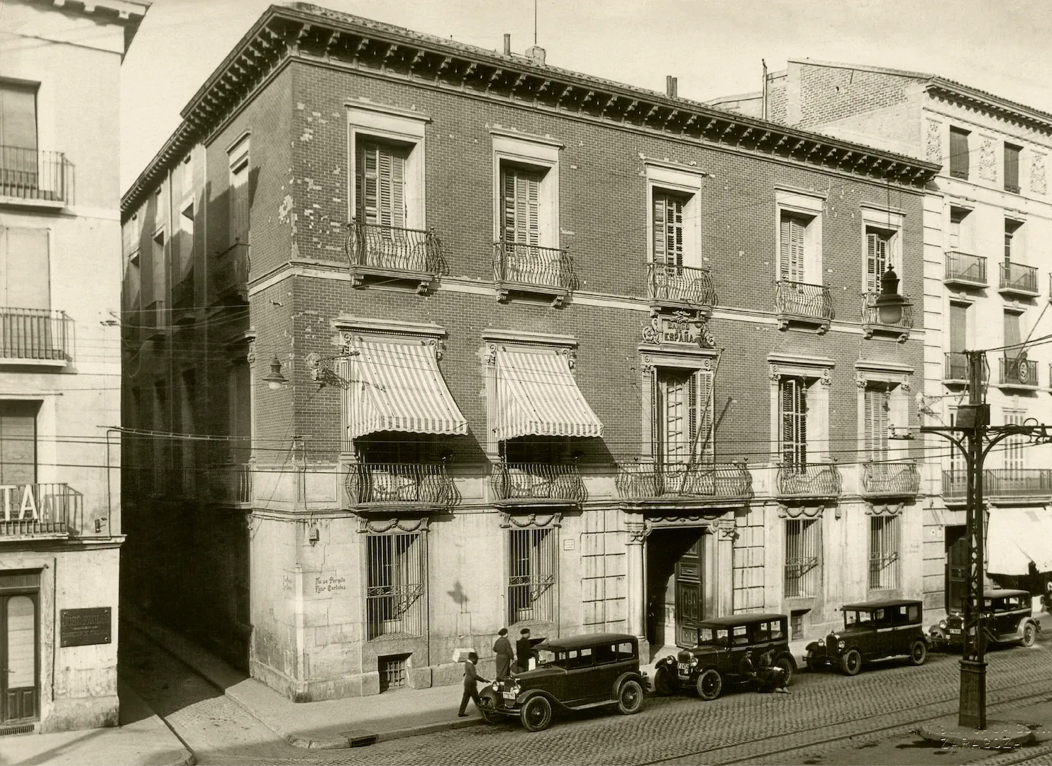 Sucursal de Zaragoza. Vista exterior del edificio (calle del Coso, 67, sede entre 1874 y 1936). Ca. 1929. Fotógrafo: Coyne. Positivo. Plata en gelatina. N.º inv. 537.