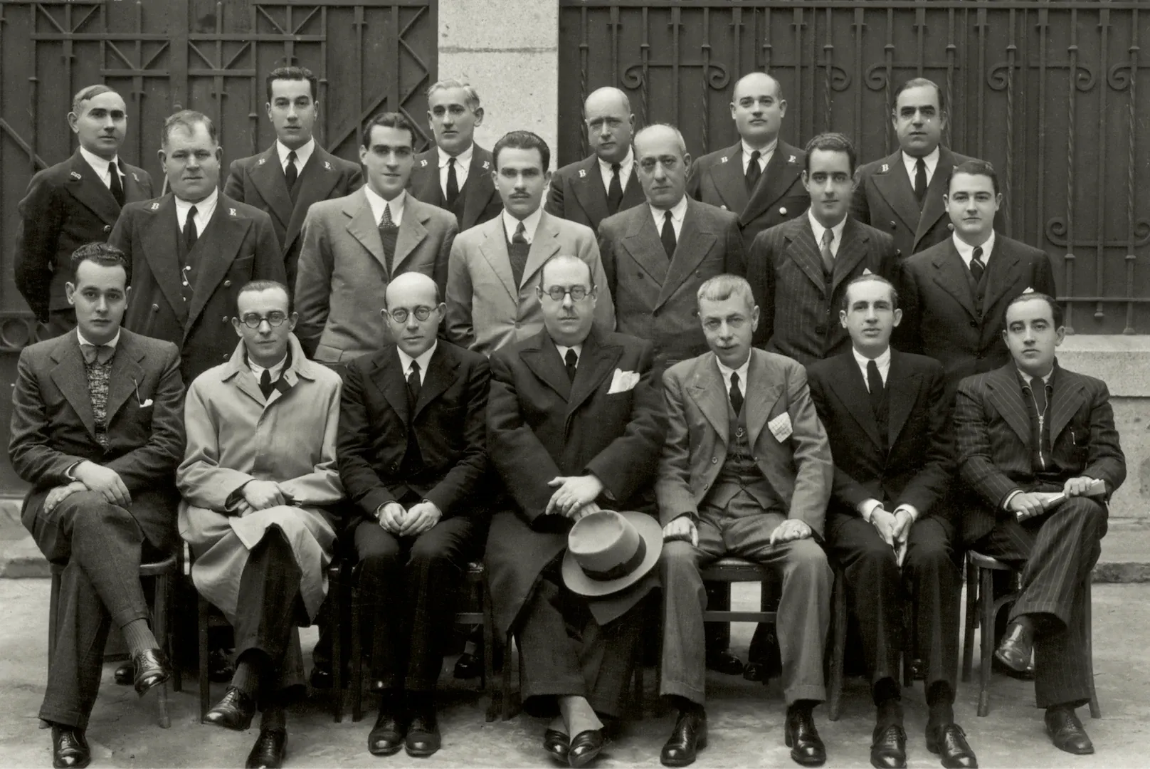 Empleados de la sucursal de Badajoz. Ca. 1936. Fotógrafo: José Vicente Álvarez. Positivo. Plata en gelatina. N.º inv. 549.