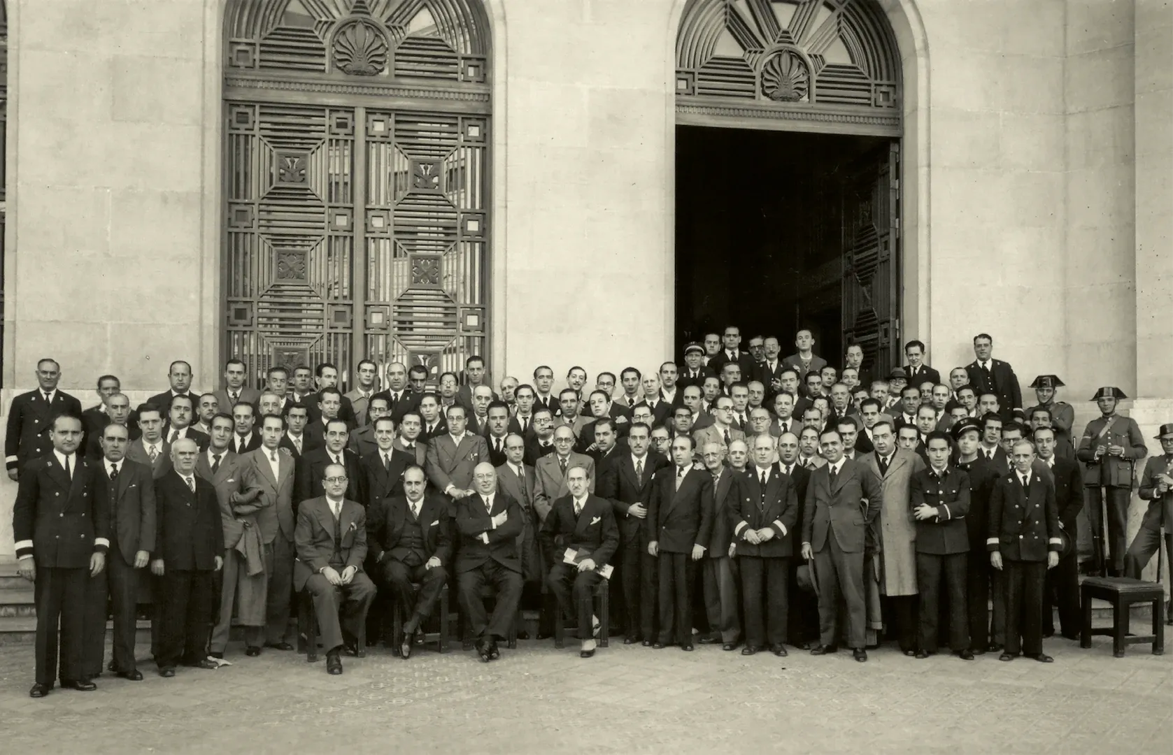 Empleados de la sucursal de Barcelona. Ca. 1936. Fotógrafo: desconocido. Positivo. Plata en gelatina. N.º inv. 550.