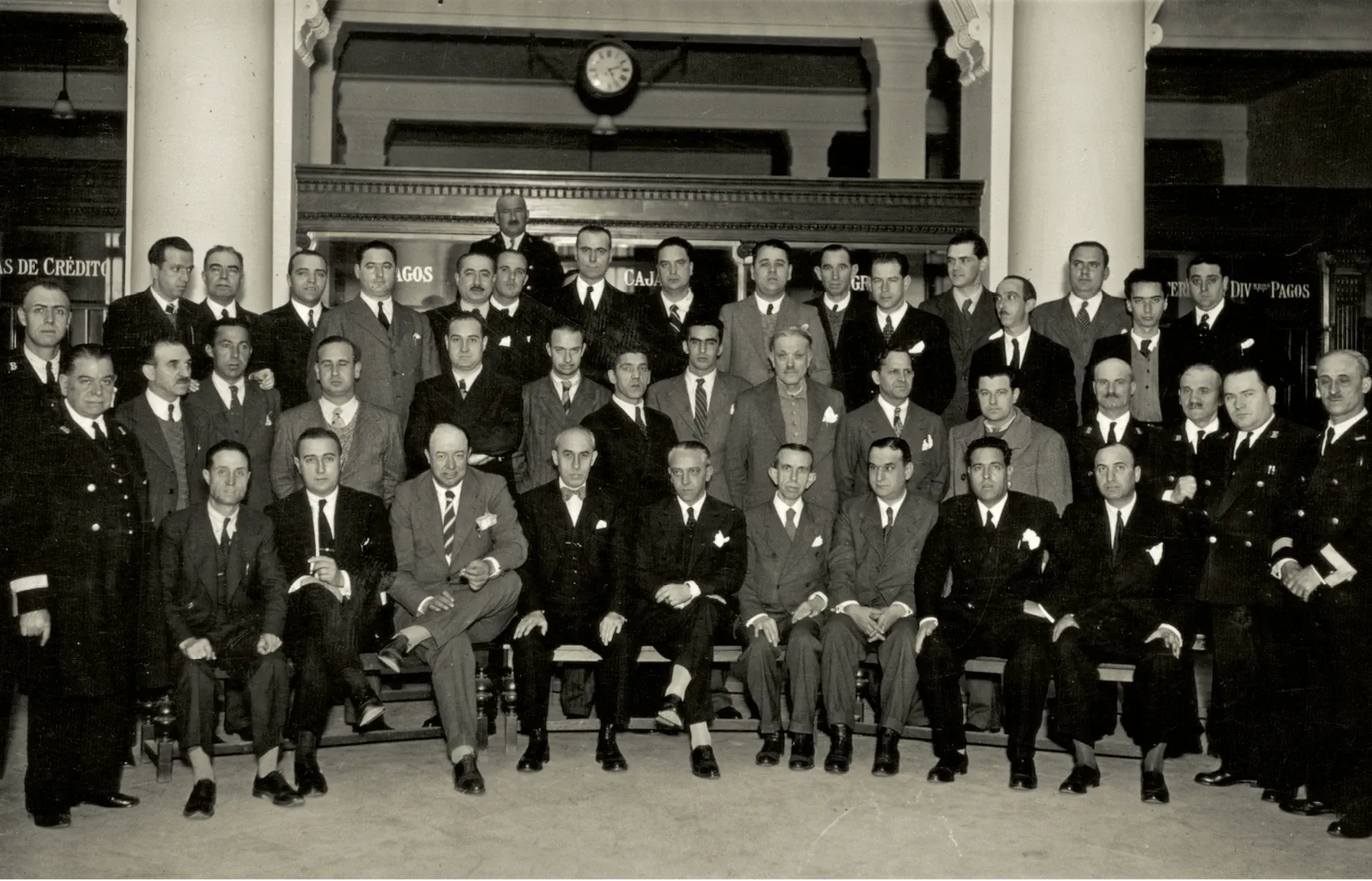 Empleados de la sucursal de Bilbao. Ca. 1936. Fotógrafo: Foto Espiga. Positivo. Plata en gelatina. N.º inv. 552.