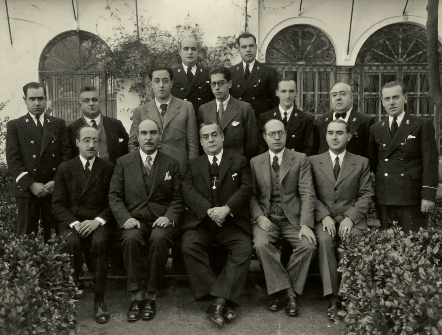 Empleados de la sucursal de Cabra. Ca. 1936. Fotógrafo: Rafael Ruiz Romero. Positivo. Plata en gelatina. N.º inv. 554.