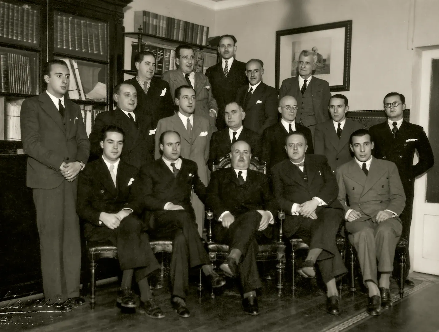 Empleados de la sucursal de Santiago de Compostela. Ca. 1936. Fotógrafo: M. Chicharro. Positivo. Plata en gelatina. N.º inv. 593.