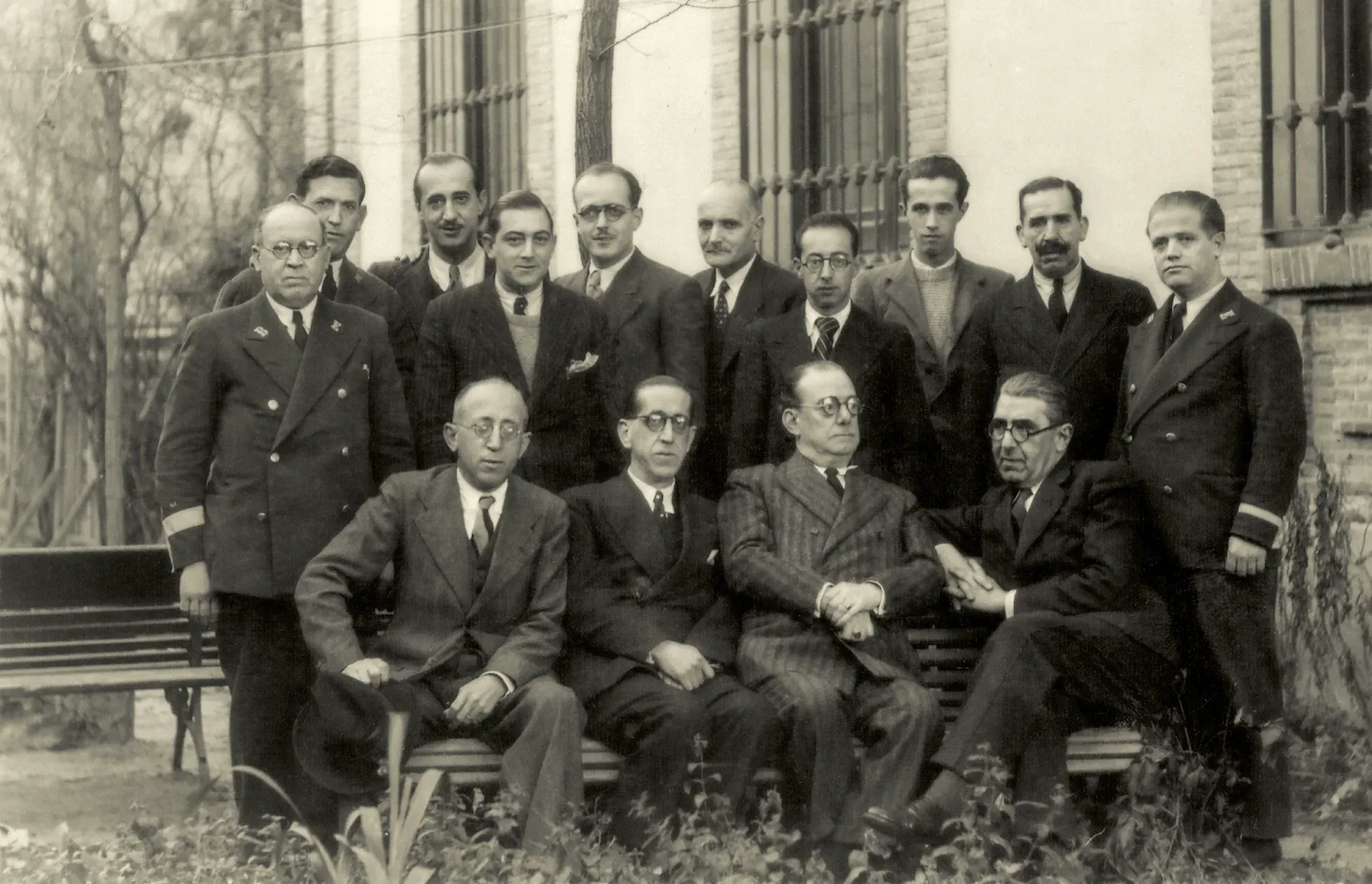 Empleados de la sucursal de Segovia. Ca. 1936. Fotógrafo: desconocido. Positivo. Plata en gelatina. N.º inv. 594.