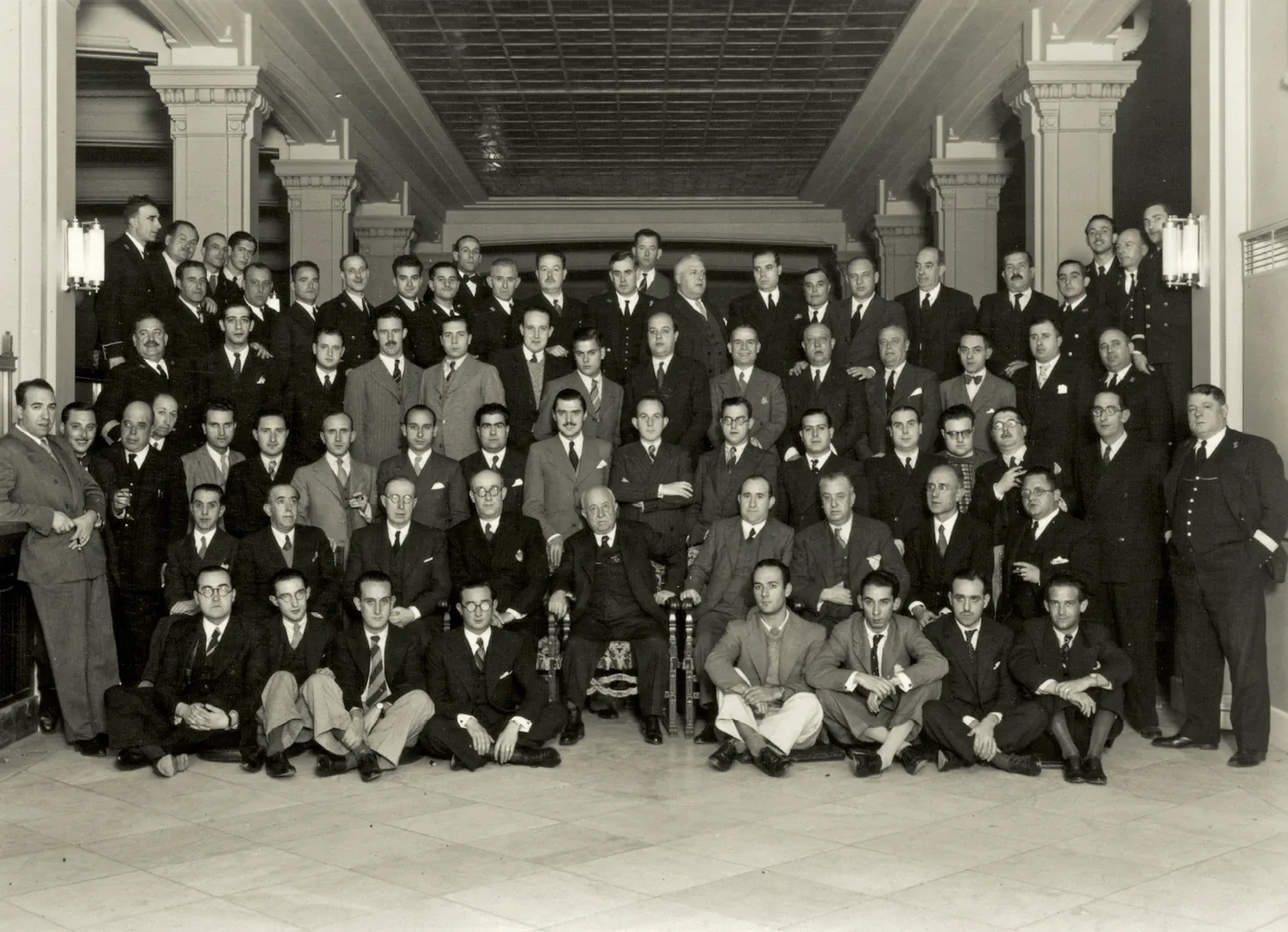 Empleados de la sucursal de Valencia. Ca. 1936. Fotógrafo: José Cabrelles Sigüenza. Positivo. Plata en gelatina. N.º inv. 603.